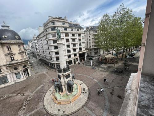 una vista aérea de una calle de la ciudad con edificios en Chand Mama en Chambéry