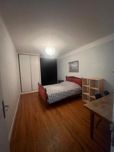 - une chambre avec un lit et une table dans l'établissement Chand Mama, à Chambéry