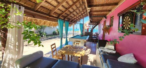 a room with a table and a pink wall at Villa Rosa in Punta Rucia