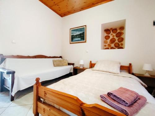 เตียงในห้องที่ Onar Rustic Villa