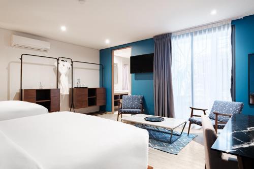 a bedroom with a bed and a living room at Pug Seal Polanco Allan Poe in Mexico City
