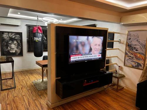 TV a/nebo společenská místnost v ubytování Keys & Cribs