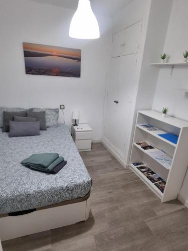 - une petite chambre avec un lit et un placard dans l'établissement Apartamento céntrico y sencillo en El Puerto, à El Puerto de Santa María