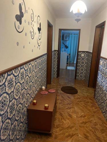 a living room with a table and a mirror at apartamento vagos in Vagos