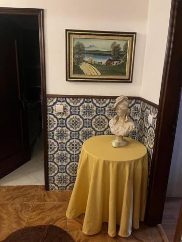 a table with a statue sitting on top of it at apartamento vagos in Vagos
