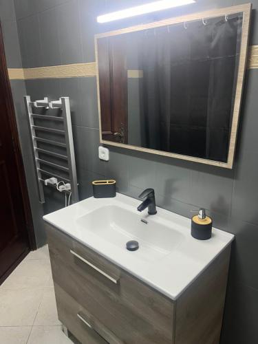 a bathroom with a sink and a mirror at apartamento vagos in Vagos