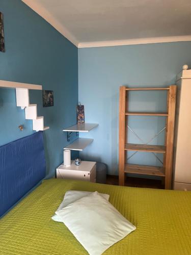 ein Schlafzimmer mit einem Bett und einer blauen Wand in der Unterkunft apartamento vagos in Vagos