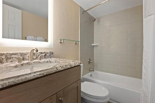 ein Badezimmer mit einem Waschbecken, einem WC und einer Badewanne in der Unterkunft Club Wyndham Westwinds in Myrtle Beach