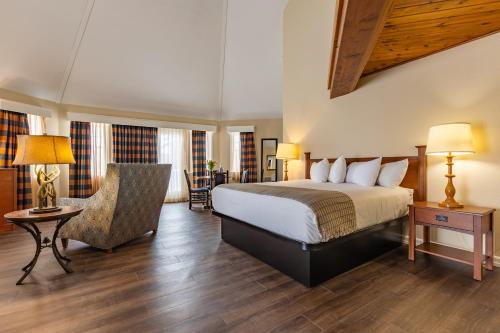 מיטה או מיטות בחדר ב-Wolfeboro Inn