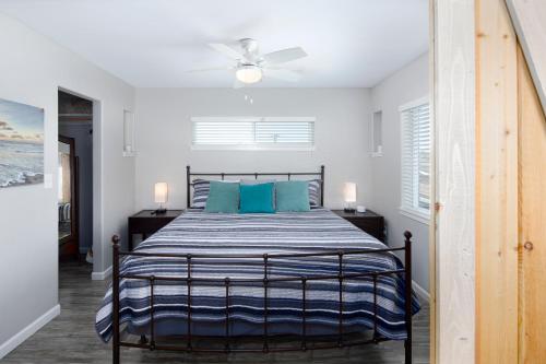 Schlafzimmer mit einem Bett und einem Deckenventilator in der Unterkunft 1203 Russ Court in Arroyo Grande