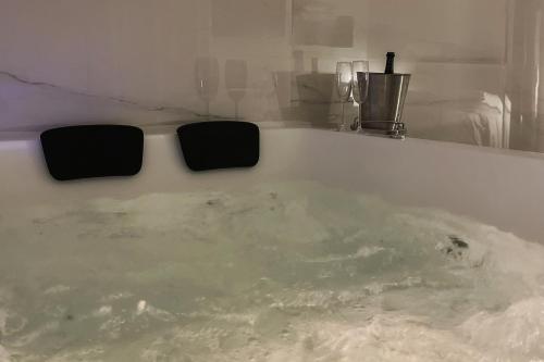 een bad gevuld met water en een zonnebril. bij Luxury - 5 Stars - Suite 70's rooms in Trapani