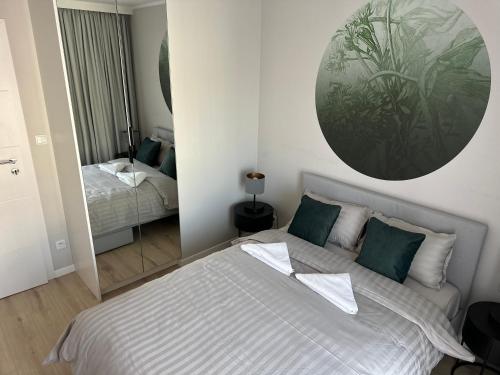 Ένα ή περισσότερα κρεβάτια σε δωμάτιο στο Apartamenty Wroclawia Centrum