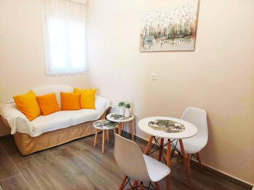 sala de estar con sofá y mesa en Panayota Apartments, en Kassiopi