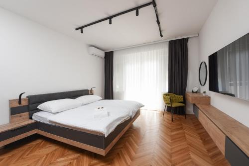 - une chambre avec un lit et une télévision dans l'établissement Apartment Monika, à Zadar