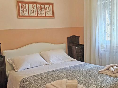 a bedroom with a bed and a window at De' Bardi apartment x 6 in Florence