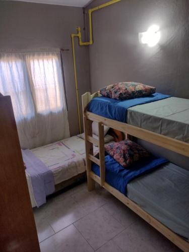 Двуетажно легло или двуетажни легла в стая в Los Dos Delfines Santa Teresita