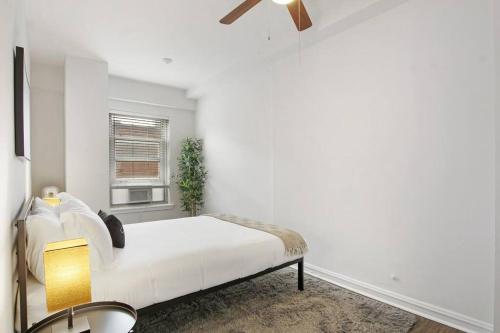 Een bed of bedden in een kamer bij 2BR Cozy and Furnished Apt in Hyde Park - Hyde Park 405