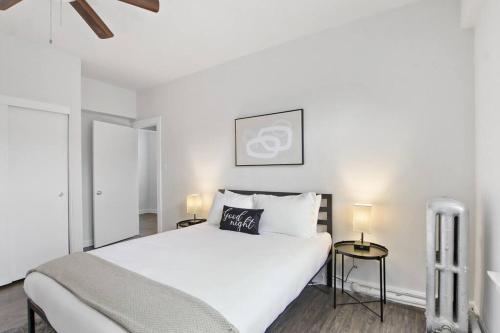 1 dormitorio con 1 cama blanca grande y 2 lámparas en 2BR Cozy and Furnished Apt in Hyde Park - Hyde Park 405 en Chicago