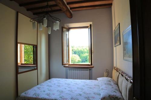 - une chambre avec un lit et une fenêtre dans l'établissement “Il Nespolino” Tuscan Country House, à Sienne
