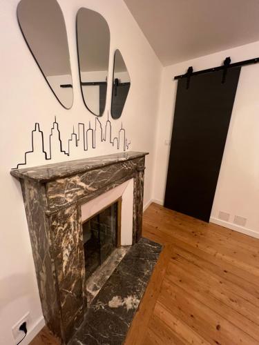 - un salon avec une cheminée et un miroir dans l'établissement Appartement en Duplex en centre-ville de Cherbourg, à Cherbourg en Cotentin