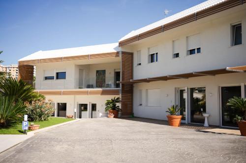 a building with a driveway in front of it at Villa Erada in Bari