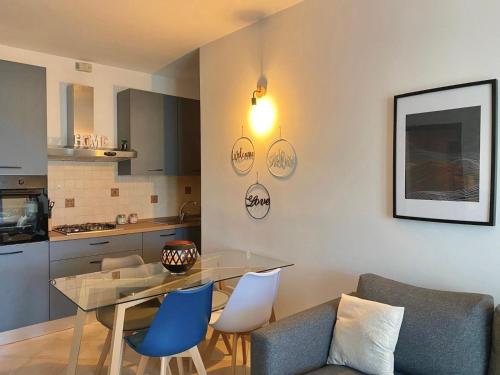 - une cuisine et une salle à manger avec une table et des chaises dans l'établissement When in Alberese, à Alberese
