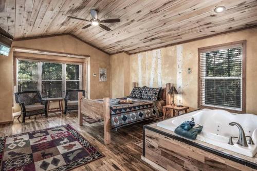 ein Wohnzimmer mit einer Badewanne und einer Couch in der Unterkunft Redwood in the Historic Upper Canyon in Ruidoso