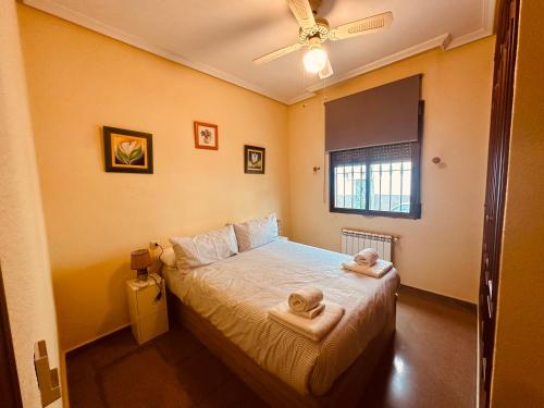 um quarto com uma cama com toalhas em At Shivarita em Cáceres