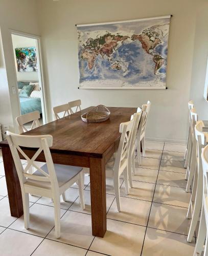 Gambar di galeri bagi Top-floor beachside apartment with views di Casuarina
