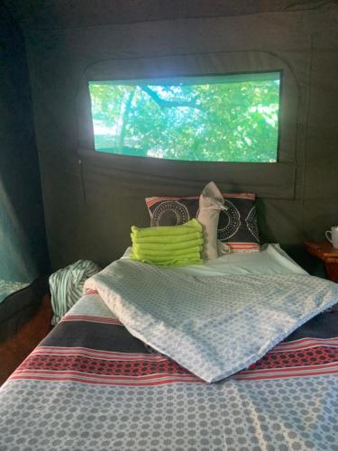 Postel nebo postele na pokoji v ubytování Hyenas howl campsite