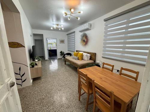 聖胡安的住宿－Urban Tropical Oasis in San Juan，客厅配有桌子和沙发