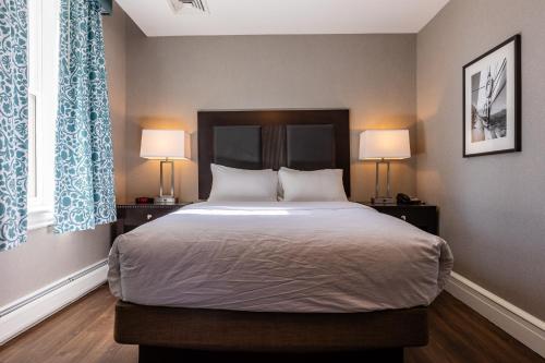 Una cama o camas en una habitación de The Centennial Hotel