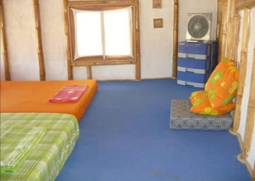 a toy room with a bed and a window at Bora Bora Bungalows in Los Órganos