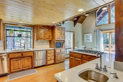 cocina grande con armarios de madera y fregadero en Spacious Retreat with Backyard 1 Mi to Lake Almanor, en Lake Almanor