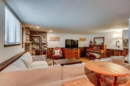 Χώρος καθιστικού στο Spacious Retreat with Backyard 1 Mi to Lake Almanor