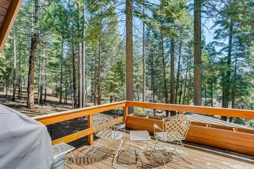 Μπαλκόνι ή βεράντα στο Spacious Retreat with Backyard 1 Mi to Lake Almanor
