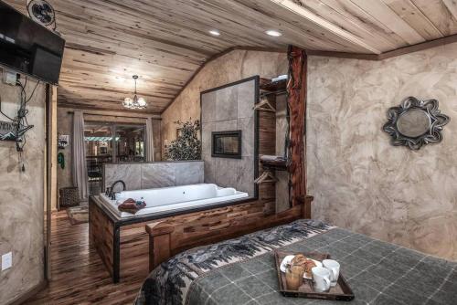 1 dormitorio con bañera, 1 cama y lavamanos en SneakAway- in the Historic Upper Canyon!, en Ruidoso