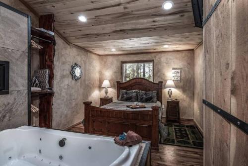 1 dormitorio con 1 cama y bañera en una habitación en SneakAway- in the Historic Upper Canyon!, en Ruidoso