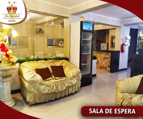 a living room with a couch in a store at Hotel Su Majestad in Tingo María