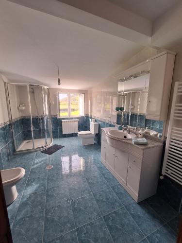 a bathroom with a sink and a shower and a toilet at Casa tradicional en el Camino dos Faros Costa da Morte in Ponteceso