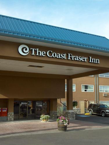 ウィリアムズ・レイクにあるCoast Fraser Innの海岸沿いの宿の正面にある看板