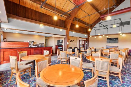 Coast Fraser Innにあるレストランまたは飲食店