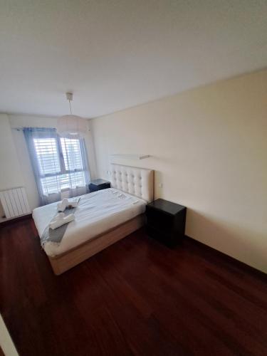 een slaapkamer met een groot bed en een raam bij Fabolous Marinho Apartment in Porto