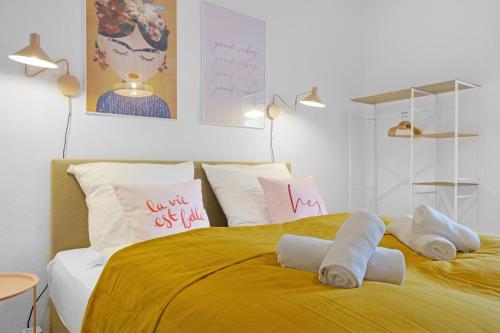 ein Schlafzimmer mit einem Bett mit Handtüchern darauf in der Unterkunft OLIVE Apartments - 86m2 - Kingsize - Free Parking in Hannover