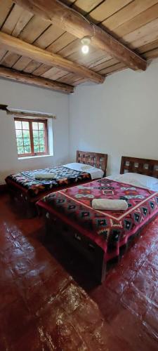 a bedroom with two beds in a room at Albergue Las Abejitas in Chancos