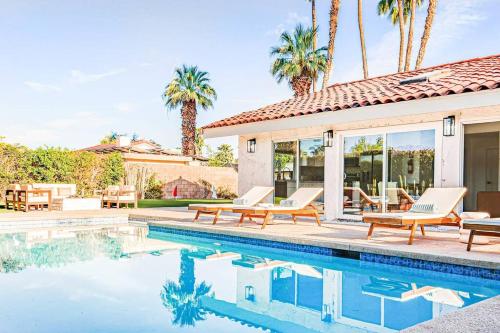 una casa con piscina y palmeras en Luminous Home with Pool and Views, en Palm Springs