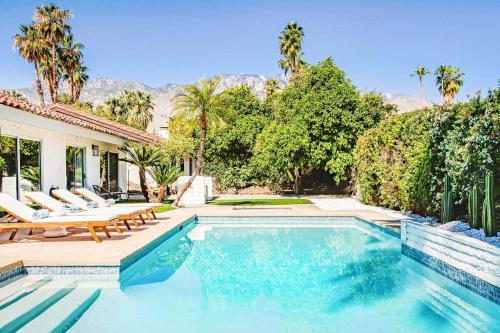 una piscina con sillas y una casa en Luminous Home with Pool and Views, en Palm Springs
