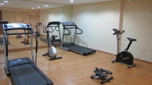 Palirria Hotel & Studiosにあるフィットネスセンターまたはフィットネス設備