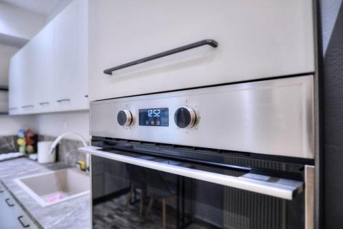 a kitchen with an oven with a clock on it at AnGio City House in Análipsis