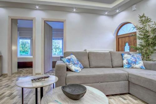 a living room with a couch and a table at AnGio City House in Análipsis